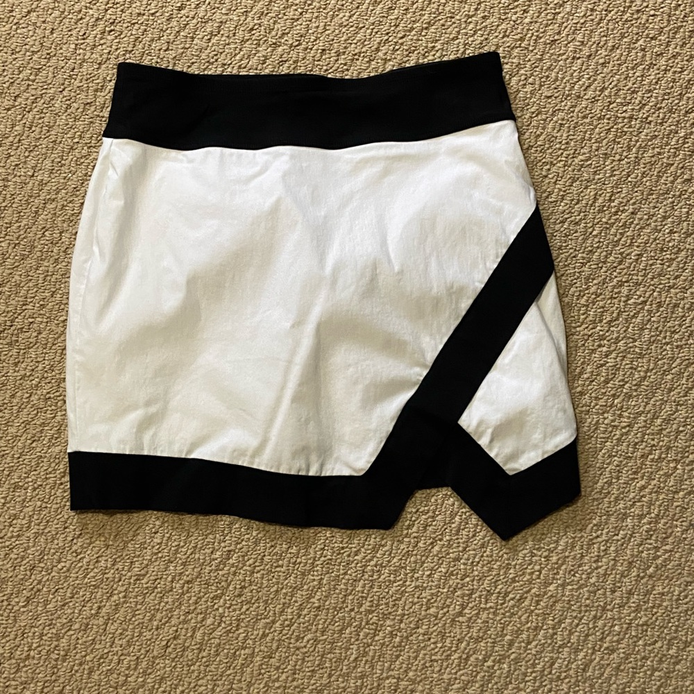 Stylish JoFit skort - attractive black &. white design 2 pockets in back SMALL